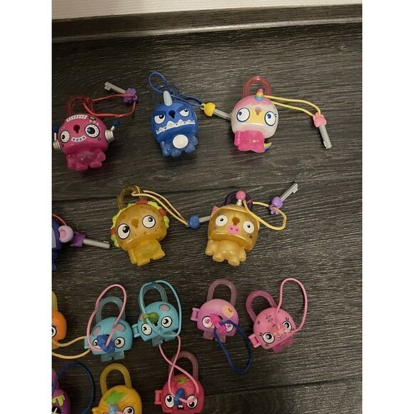 Hasbro Lock Stars Lot of 20 Characters With Keys, 8 Charms - Picture 3 of 9